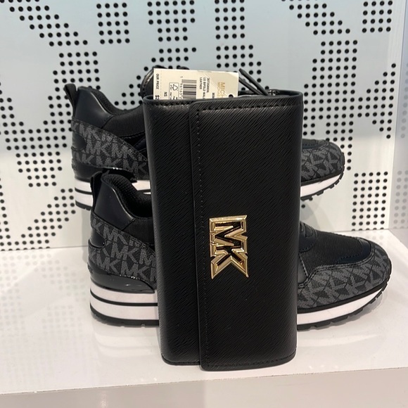 Michael Kors Mimi Large Saffiano Leather Bi-Fold Continental Wallet
Black - Picture 4 of 16